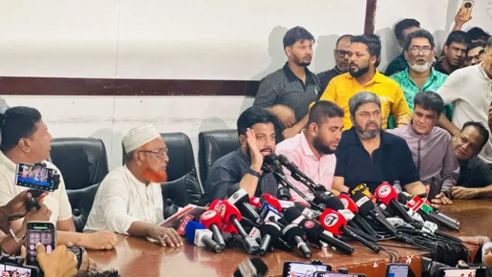 জাতীয় প্রেসক্লাবে পদত্যাগের ঘোষণা দিচ্ছেন ইশরাক হোসেন
